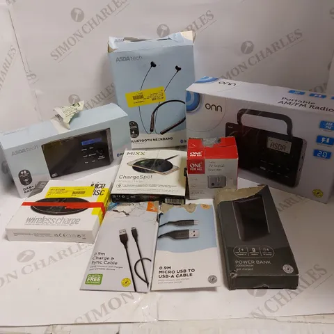 BOX OF ASSORTED ELECTRICAL ITEMS TO INCLUDE HEADPHONES, RADIOS AND POWER BANKS