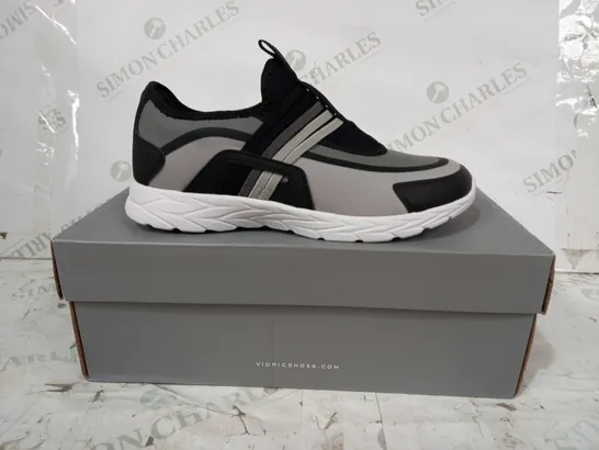 BOXED PAIR OF VIONIC TRAINERS IN BLACK/GREY UK SIZE 4.5