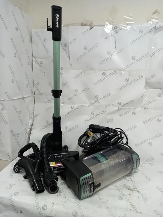 BOXED SHARK STRATOS UPRIGHT VACUUM CLEANER WITH PET-TOOL & CAR KIT NZ860UK