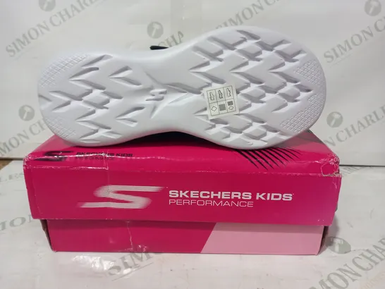 BOXED PAIR OF SKECHERS SHIMMER SPEEDER TRAINERS IN BLACK/MULTICOLOUR UK SIZE 2