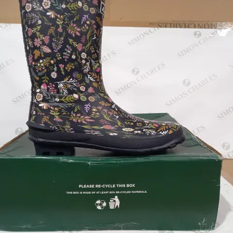 BOXED PAIR OF BARBOUR SHIELD WELLINGTON BOOTS IN NAVY W. FLORAL DESIGN UK SIZE 6