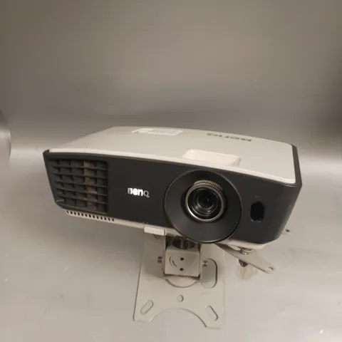 BENQ PROJECTOR WITH MOUNT - MODEL UNSPECIFIED 