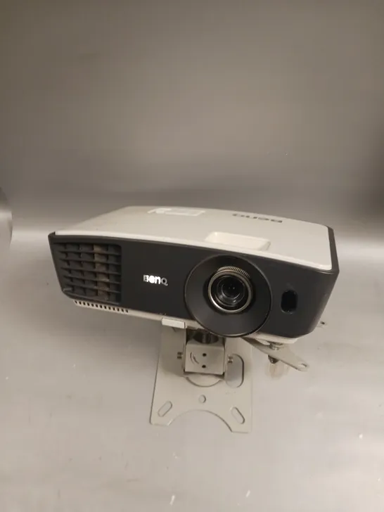 BENQ PROJECTOR WITH MOUNT - MODEL UNSPECIFIED 