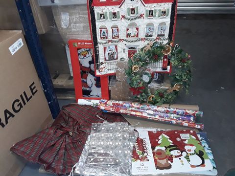 LOT OF ASSORTED CHRISTMAS ITEMS TO INCLUDE WRAPPING PAPER, BAGS, LED WINDOW DISPLAY, PLACEMATS 