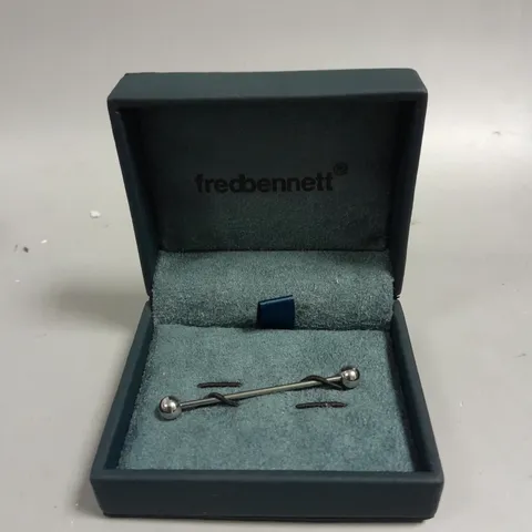 FRED BENNETT STAINLESS STEEL ROUND COLLAR PIN