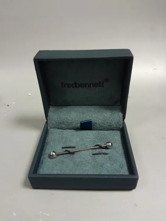 FRED BENNETT STAINLESS STEEL ROUND COLLAR PIN