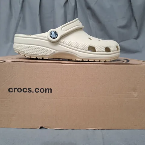 BOXED PAIR OF CROCS CLASSIC CLOGS IN BONE UK SIZE M4/W5