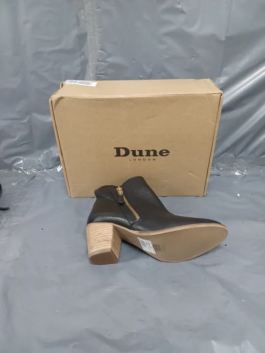 BOXED PAIR OF DUNE LONDON BLACK ZIP UP ANKLE BOOTS SIZE 5