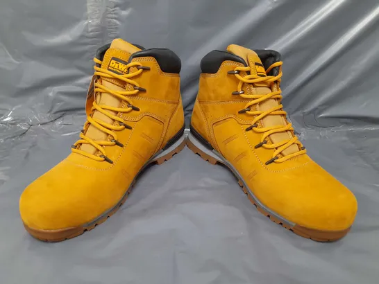 BOXED PAIR OF DEWALT ANKLE BOOTS IN CAMEL UK SIZE 12