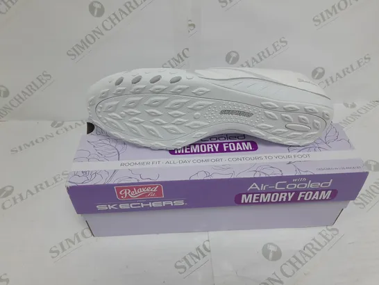 BOXED RELAXED FIT AIR COOLED MEMORY FOAM WHITE TRAINERS SIZE 7 