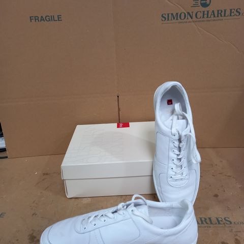 BOXED PAIR OF WHITE HOGL SHOES SIZE 9 1/2