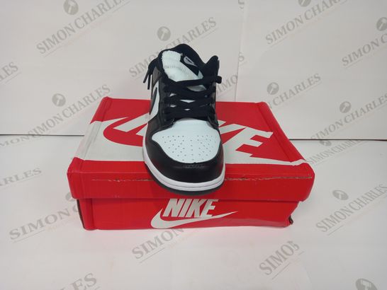 BOXED PAIR OF NIKE TRAINERS IN BLACK/WHITE UK SIZE 5.5