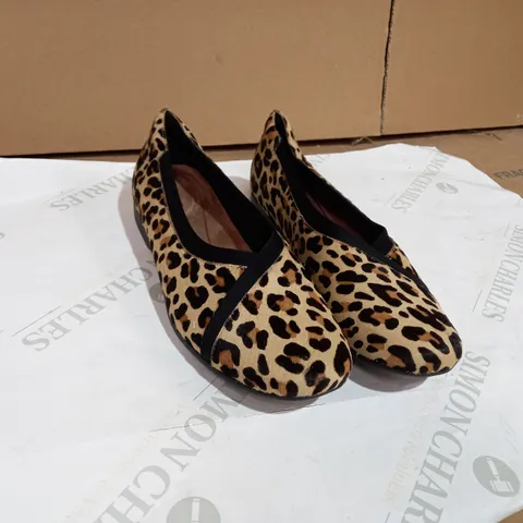 CLARKS DARCEY EASE LEOPARD STYLE LOAFERS SIZE 6