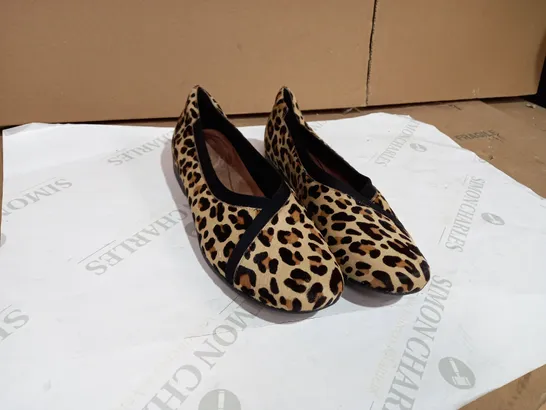 CLARKS DARCEY EASE LEOPARD STYLE LOAFERS SIZE 6