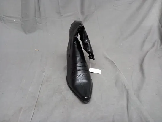 A BOX OF A PAIR OF FLIN SHOES/HEELS IN BLACK