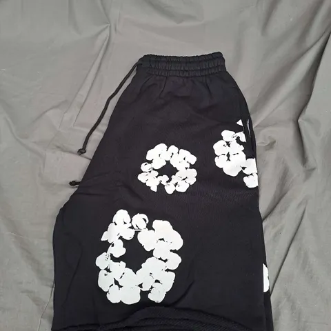 DENIM TEARS COTTON WREATH PRINT SHORTS IN BLACK SIZE S