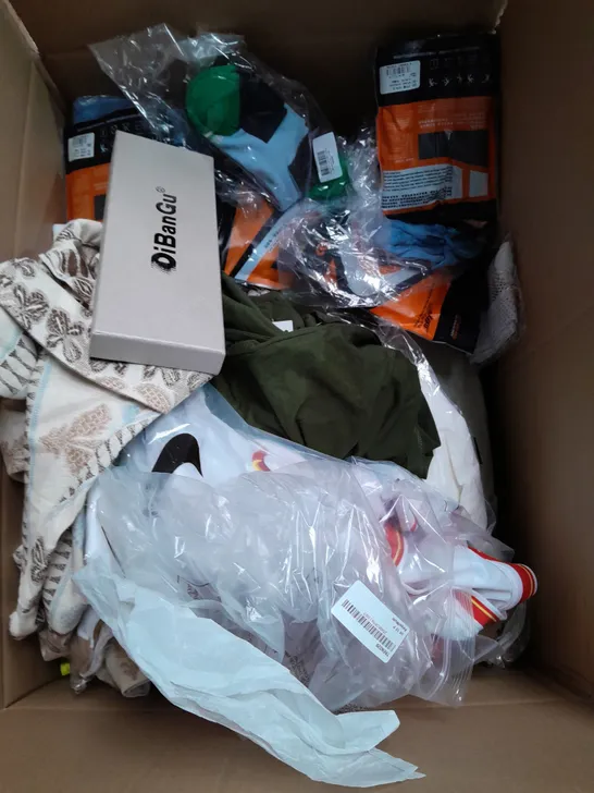 BOX OF APPROXIMATELY 20 ASSORTED CLOTHING ITEMS TO INCLUDE - SOCK, HAT , TROUSER ETC