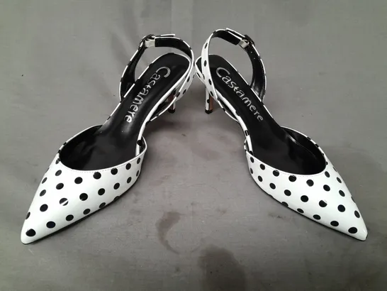 BOXED PAIR OF CASTAMERE POINTED TOE SLINGBACK HEELS IN WHITE W. BLACK SPOTS EU SIZE 40