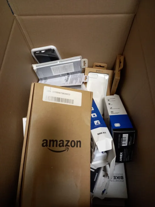 BOX OF APPROX 20 ELETRICAL ITEMS AND ACCESSORIES TO INCLUDE SONY PSVR PROCESSOR UNIT, AMAZON KINDLE AND SAMSUNG GALAXY S20+ SMART COVER ETC 