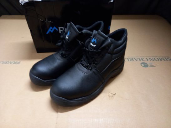 PAIR OF PROMAN PM100 SAFETY BOOTS IN BLACK - 8