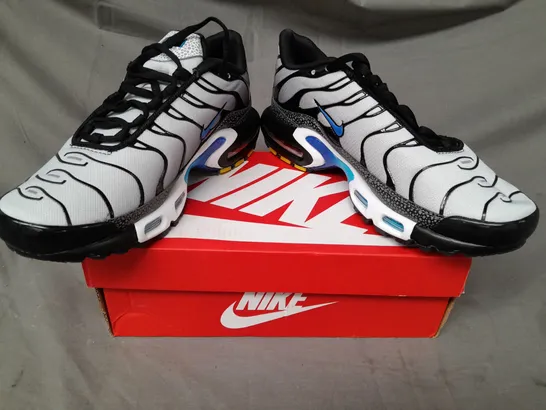 BOXED PAIR OF NIKE AIR MAX PLUS SHOES IN GREY/BLACK/BLUE UK SIZE 8