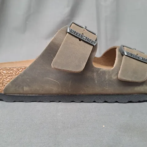 BOXED PAIR OF BIRKENSTOCK ARIZONA BS OPEN TOE SANDALS IN FADED KHAKI EU SIZE 39