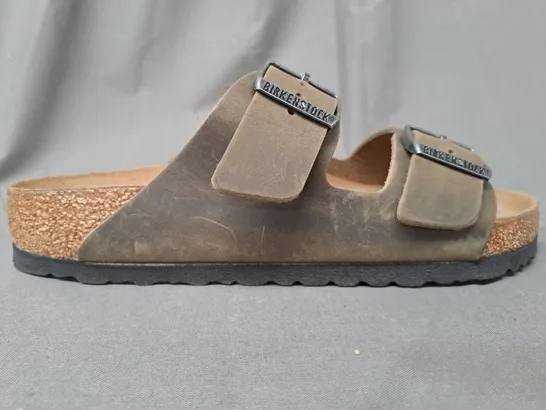 BOXED PAIR OF BIRKENSTOCK ARIZONA BS OPEN TOE SANDALS IN FADED KHAKI EU SIZE 39