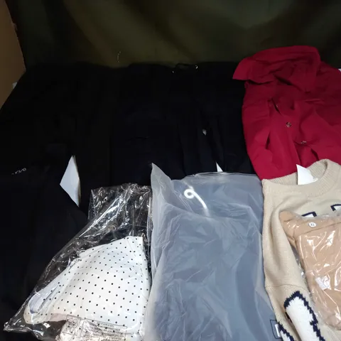 LARGE QUANTITY OF CLOTHING ITEMS TO INCLUDE DRESSES, SWEATERS, JEANS, T-SHIRTS, ETC