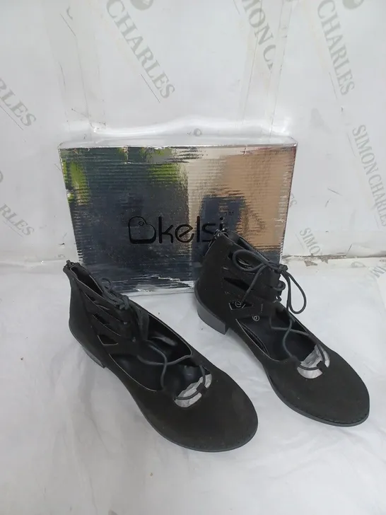 APPROXIMATELY 10 PAIRS OF BOXED KELSI BLACK BLOCK HEEL BOOT IN VARIOUS SIZES 