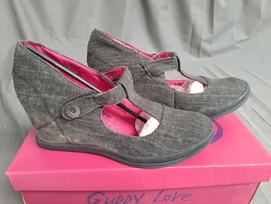 BOX OF APPROXIMATELY 8 PAIRS OF BLACK GUPPY LOVE WEDGE SHOES IN VARIOUS SIZES 