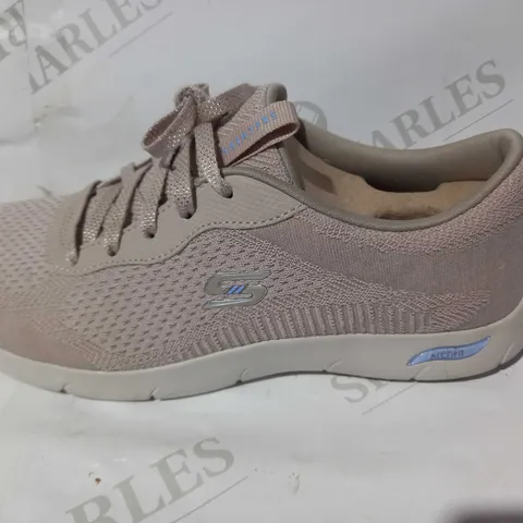 BOXED PAIR OF SKECHERS TRAINERS IN MUTED PINK UK SIZE 4.5