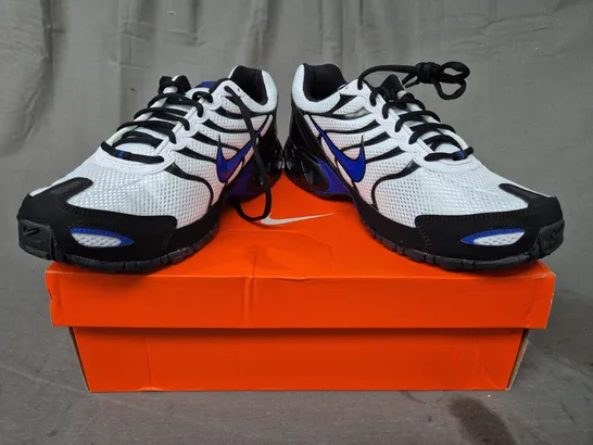 BOXED PAIR OF NIKE AIR MAX TORCH 4 SHOES IN WHITE/BLACK/BLUE UK SIZE 10