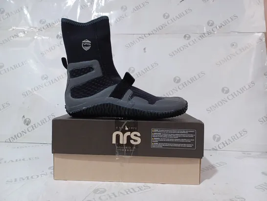 BOXED PAIR OF NRS PADDLE SHOES IN BLACK UK SIZE 9