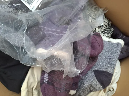 BOX OF APPROXIMATELY 20 ASSORTED CLOTHING AND FASHION ITEMS IN VARIOUS STYLES AND SIZES TO INCLUDE RUTH LANGSFORD, NINA LEONARD, D & CO, ETC - COLLECTION ONLY