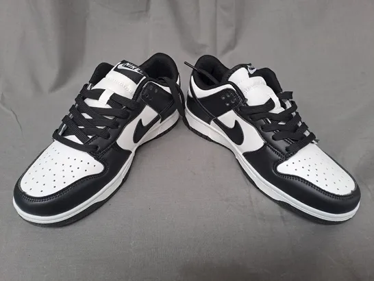 BOXED PAIR OF NIKE SHOES IN BLACK/WHITE UK SIZE 6