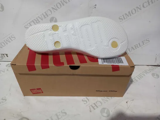 BOXED PAIR OF FITFLOP PEARLISED FLIP FLOPS IN WHITE UK SIZE 6