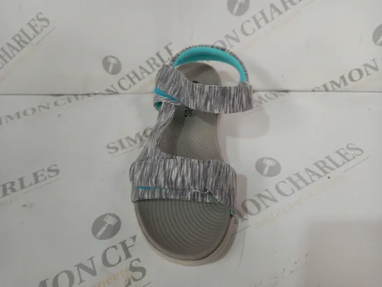 BOXED PAIR OF PAVERS OPEN TOE LOW WEDGE SANDALS IN GREY/CYAN EU SIZE 36