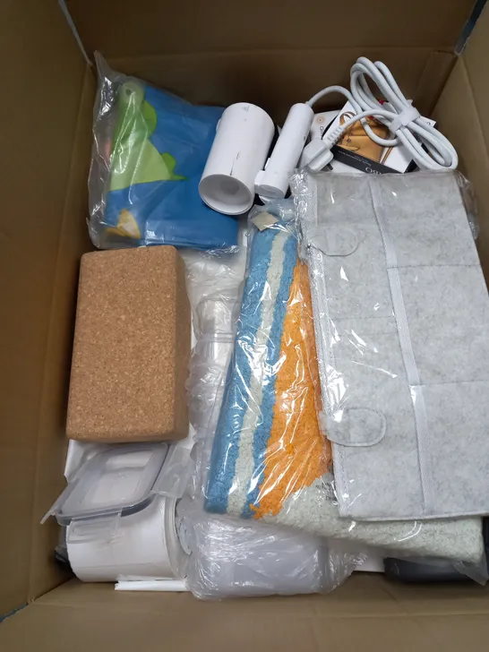 BOX OF APROXIMATELY 20 ASSORTED HOUSEHOLD ITEMS TO INCLUDE BOTTLES , CHOPPING BOARDS , OVEN MITS 