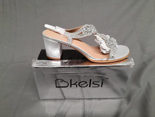 BOXED PAIR OF KELSI SILVER OPEN TOE BLOCK HEEL SIZE 6