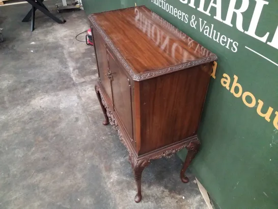 FLAME MAHOGANY VENEER GLASS-TOPPED LOCKABLE DRINKS CABINET WITH QUEEN ANNE LEGS