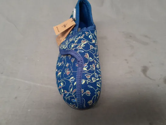 PAIR OF DUNLOP SLIPPERS IN BLUE SIZE 7