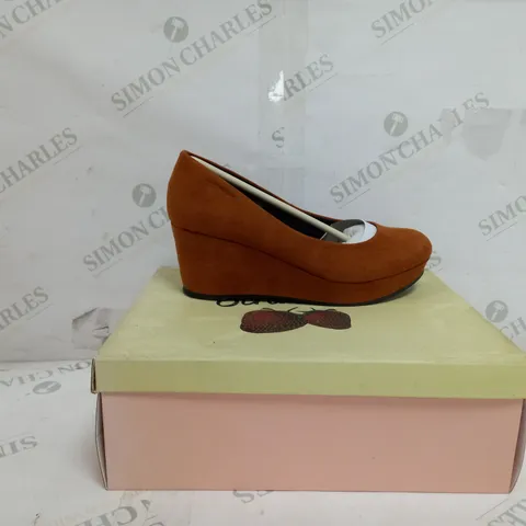 5 BOXED PAIRS OF STRAWBERRY WEDGE SHOES IN CHESTNUT SIZE 6