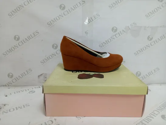 5 BOXED PAIRS OF STRAWBERRY WEDGE SHOES IN CHESTNUT SIZE 4