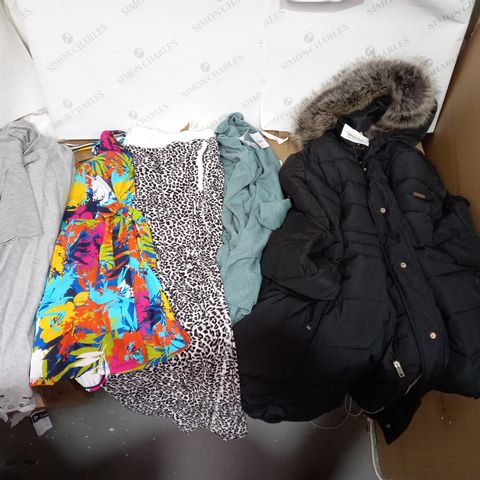 LOT OF APPROX. 33 ASSORTED WOMENS CLOTHES TO INCLUDE COATS, JUMPERS, SWIMSUITS ETC