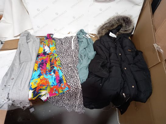 LOT OF APPROX. 33 ASSORTED WOMENS CLOTHES TO INCLUDE COATS, JUMPERS, SWIMSUITS ETC