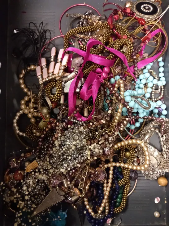 COLLECTION OF APPROXIMATELY 30 LOOSE JEWELLERY/COSTUME JEWELLERY ACCESSORIES TO INCLUDE NECKLACES, BRACELETS, EARRINGS ETC 