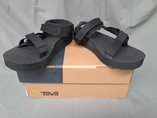 BOXED PAIR OF TEVA OPEN TOE SANDALS IN BLACK UK SIZE 6