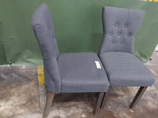 PAIR OF DESIGNER BUTTONED BACK UPHOLSTERED DINING CHAIRS GREY FABRIC DARK LEGS