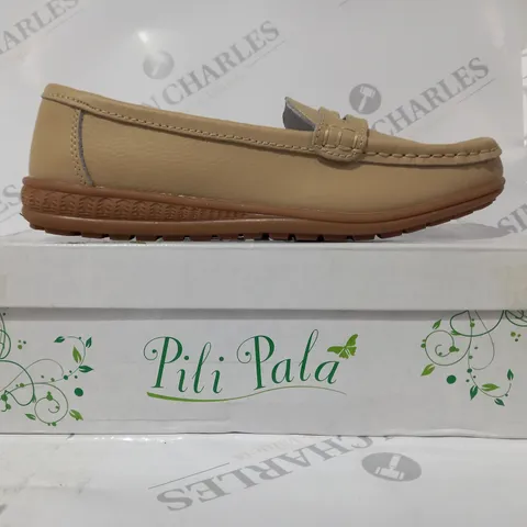 BOXED PAIR OF PILI PALA LEATHER LOAFERS IN SAND COLOUR UK SIZE 5