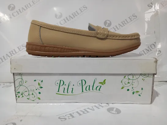 BOXED PAIR OF PILI PALA LEATHER LOAFERS IN SAND COLOUR UK SIZE 5